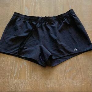 Vineyard red Vines Women’s Athletic Shorts Size L